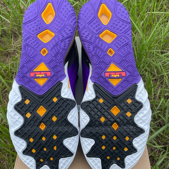 Nike Lebron Shoes - Picture 6 of 6